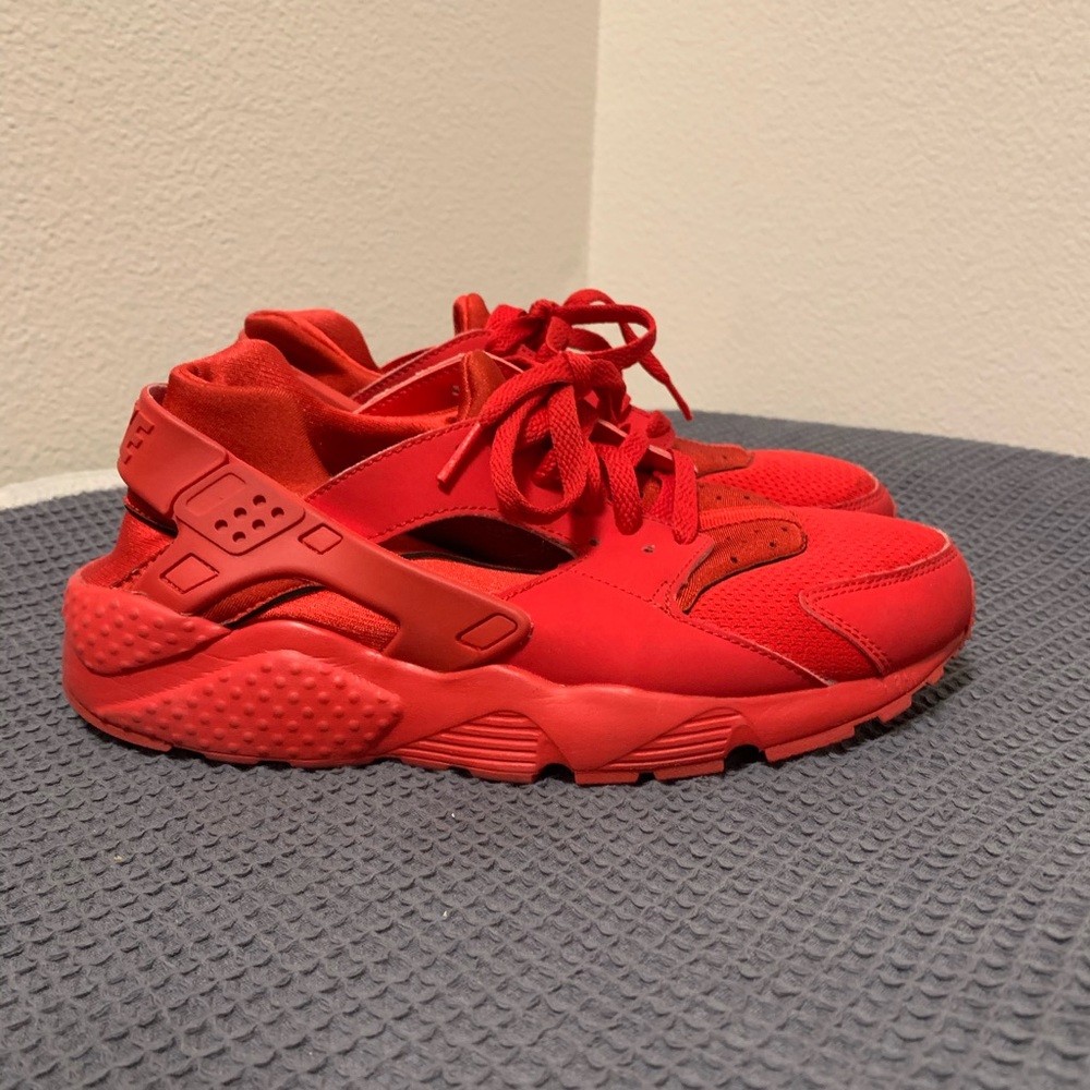 NIKE HUARACHE RUN CASUAL SHOES in Red